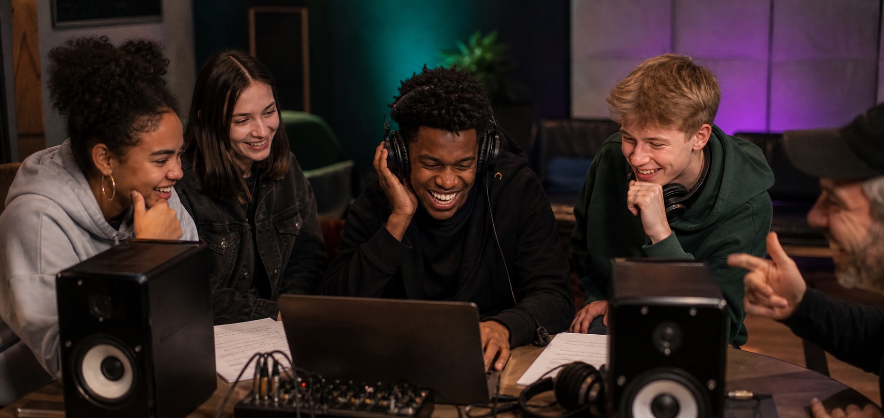 Een groep deelnemers werkt samen aan een muziekproject.